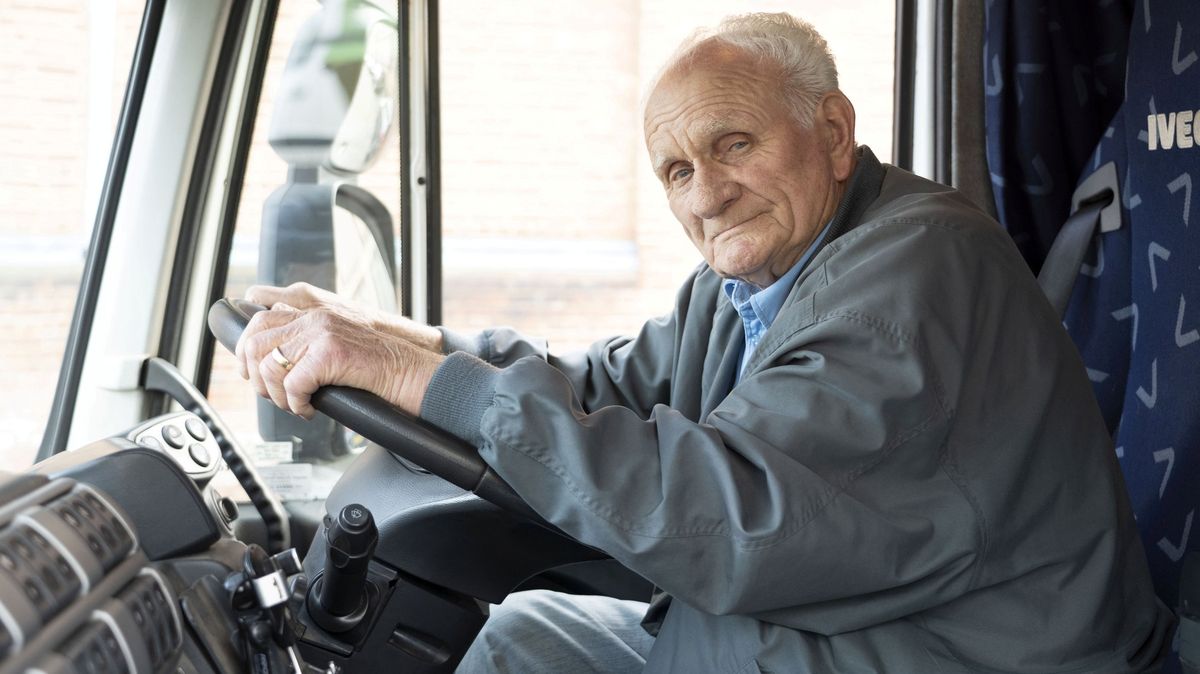 Brzy mu bude 91 let, ale pořád jezdí „dvanáctky“ za volantem náklaďáku